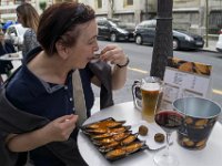 ... kleinen fritierten Tintenfischbällchen und Muscheln versorgt.